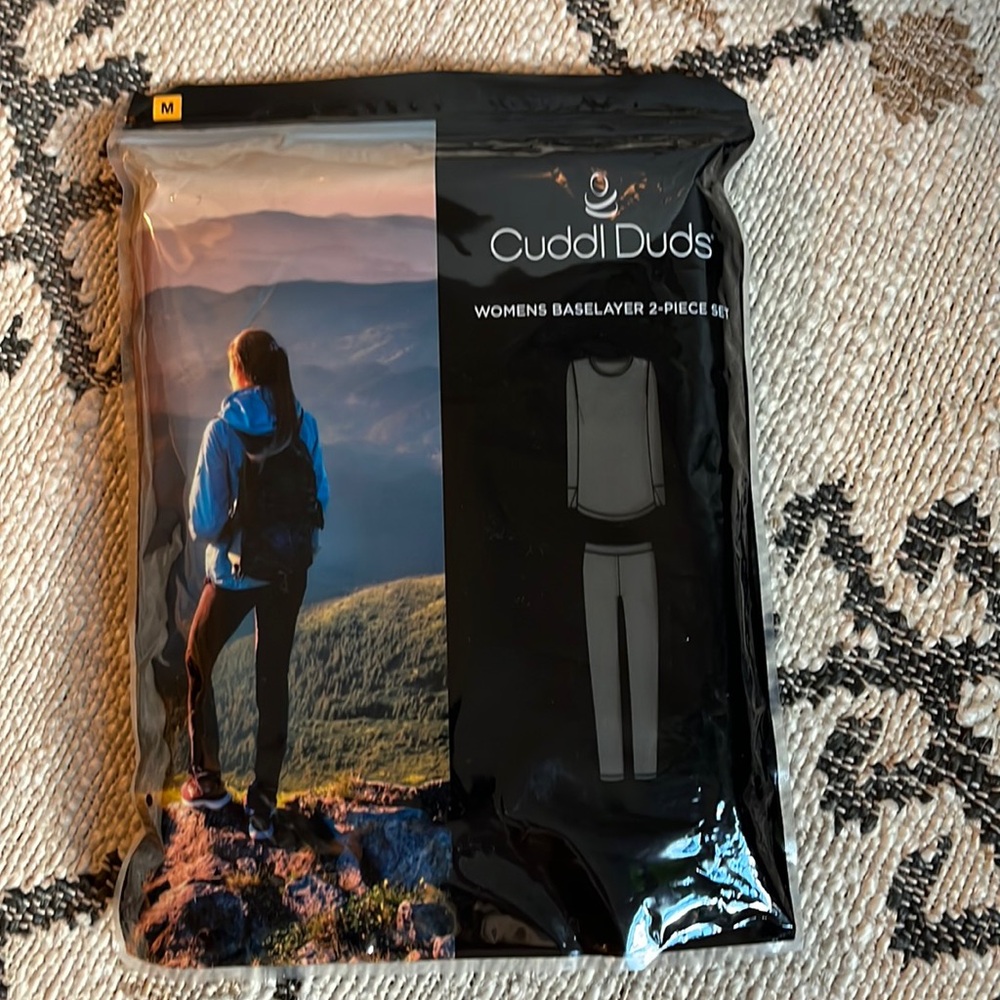 Cuddl Duds women’s base layer 2 piece set. Size M, hunter green. New package.
